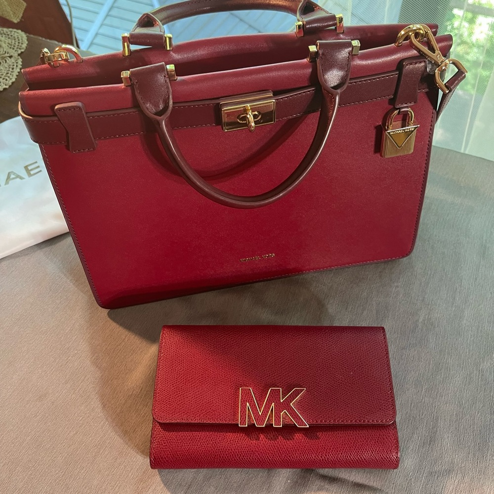Michael Kors burgundy beautiful bag with matching wallet. Cute design with gold. - Picture 5 of 11